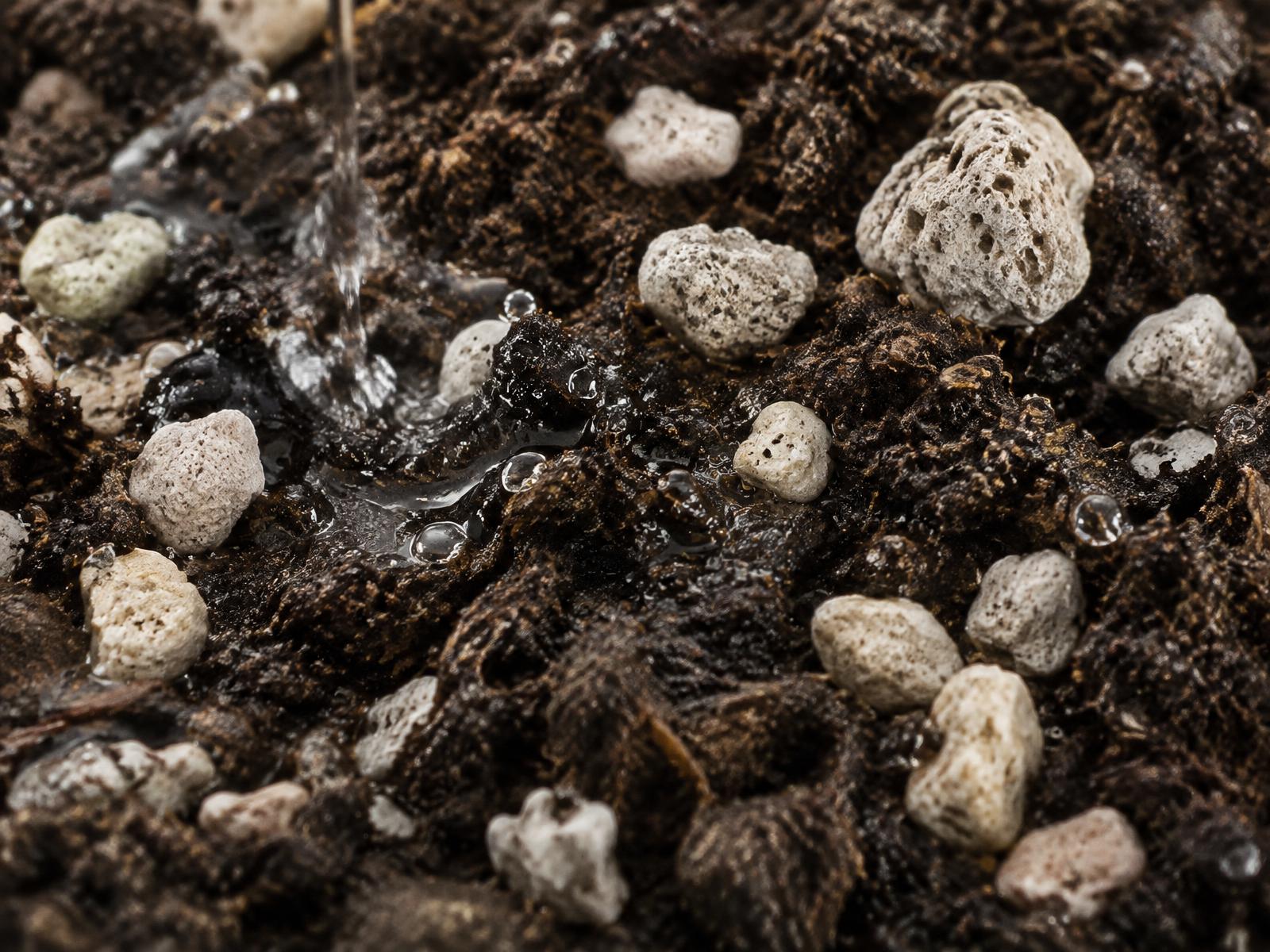 Natural mineral granules in cultivated soil
